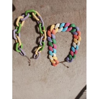 chaque collier en plastique...