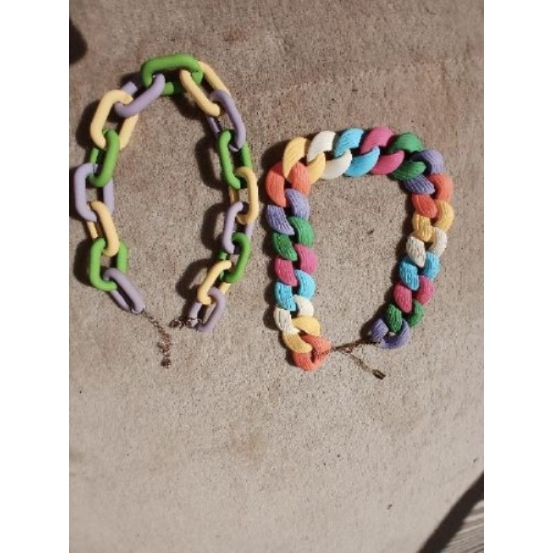 chaque collier en plastique coloré