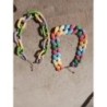 chaque collier en plastique coloré