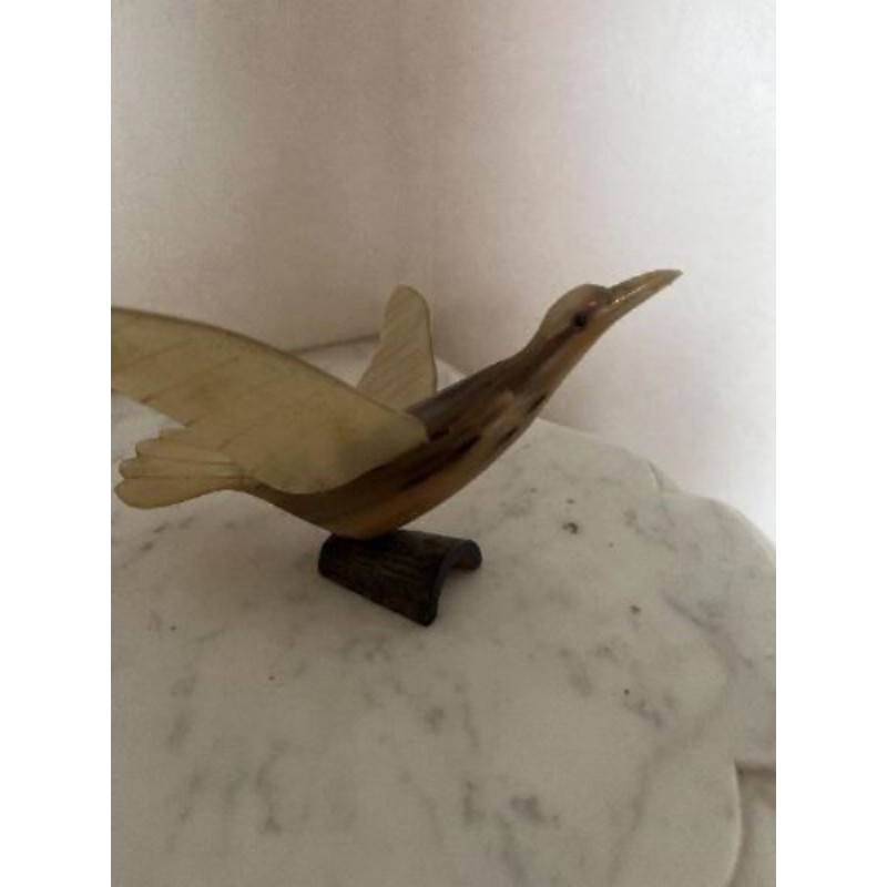 Oiseau sculpté dans la corne