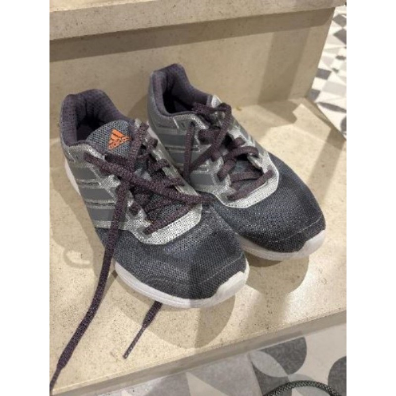 Baskets adidas 39,5 EN TRÈS BON ÉTAT 