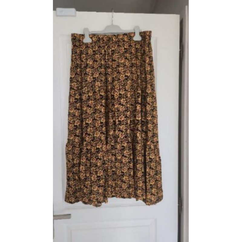 Jupe longue plissée C&A neuve avec étiquette. Taille M. Motifs à fleurs jaune et noir.