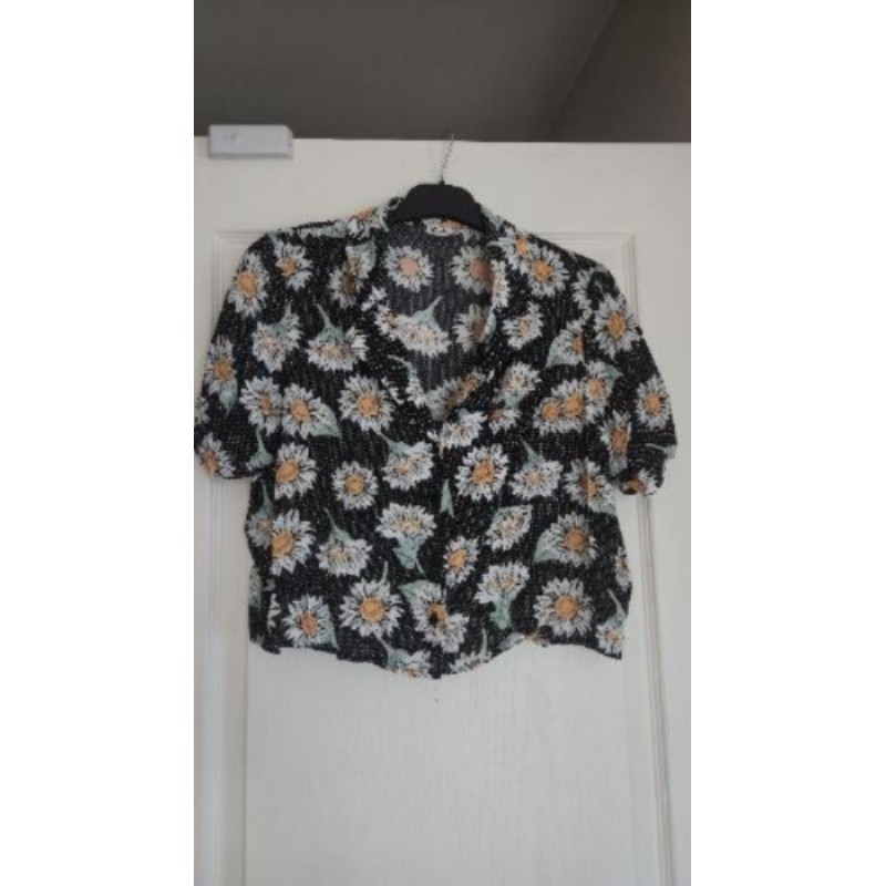 Chemise manches courtes PIMKIE taille 40. Crop top, motifs fleurs noir, blanc, orange. Très bon état