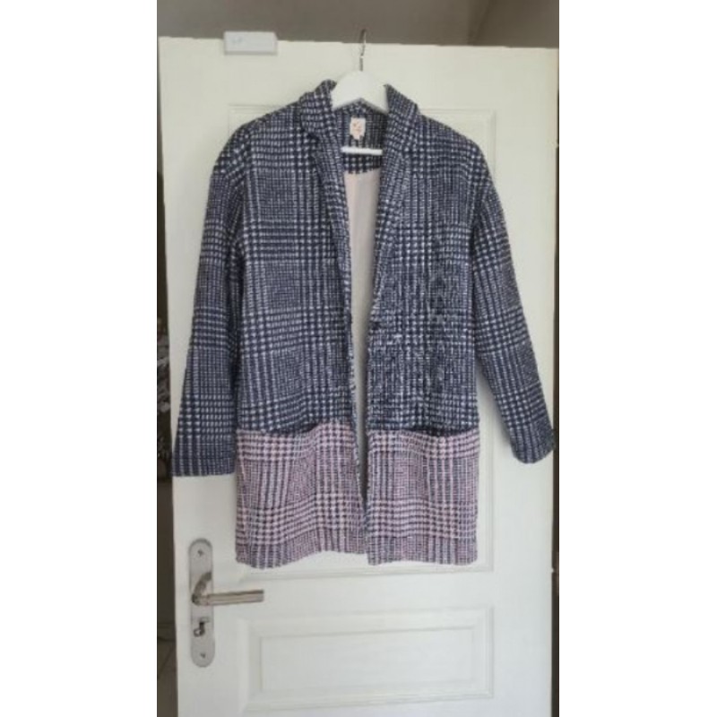 Blaser MULTIPLES taille 1. Bleu et blanc, poches et bas de veste roses. Très bon état.