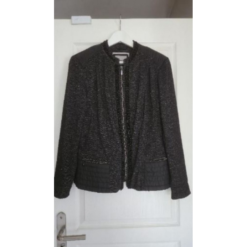 Veste C&A taille 42. Noire manches longues, Tour de col et devant brillants. Très bon état.