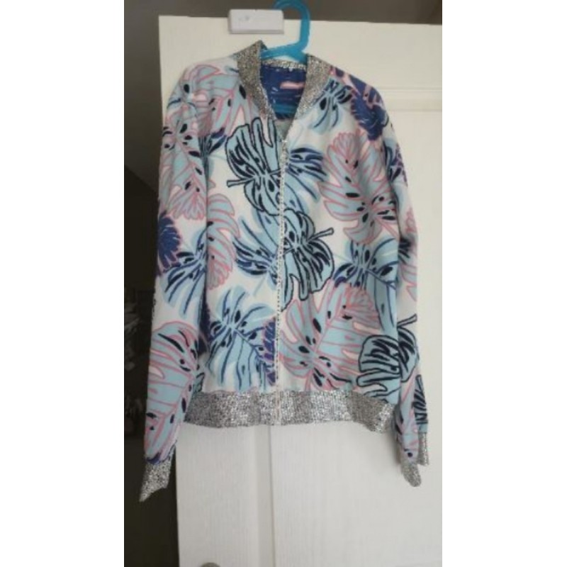 Veste légère, forme blouson. Motifs fleurs bleues et roses. Col et bas de manches argentés. Très bon