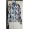 Veste légère, forme blouson. Motifs fleurs bleues et roses. Col et bas de manches argentés. Très bon