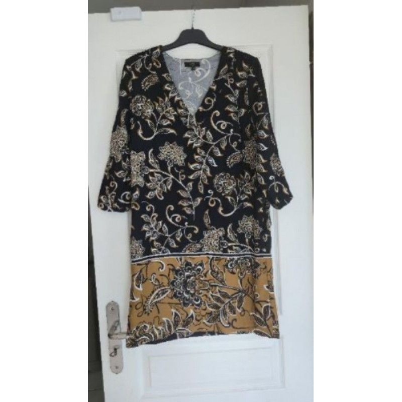 Robe courte123 taille 38. Manches longues, décolleté en V. Longueur genou. Noire à motifs blanc et m