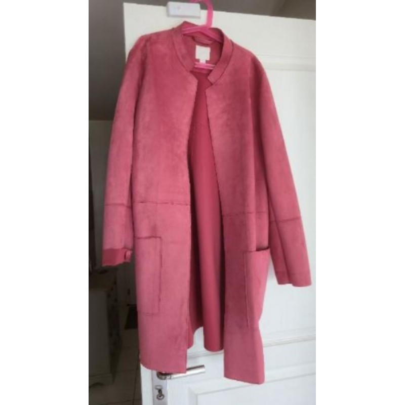 Veste longue H&M taille 40. Rose, matière suédine, une ceinture même tissus.