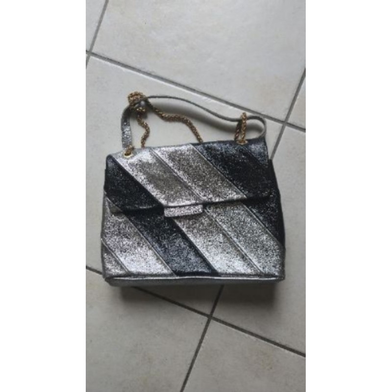 Sac noir et argent, bandoulière et chaine. Très bon état. 