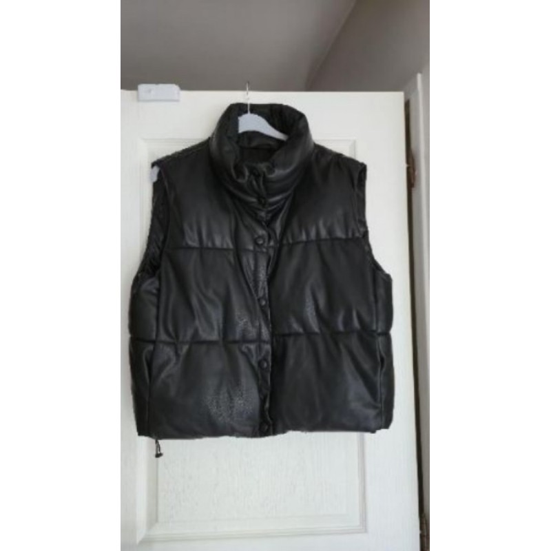 Veste sans manches ZARA taille XXL. Noire en simili cuir. Bon état.