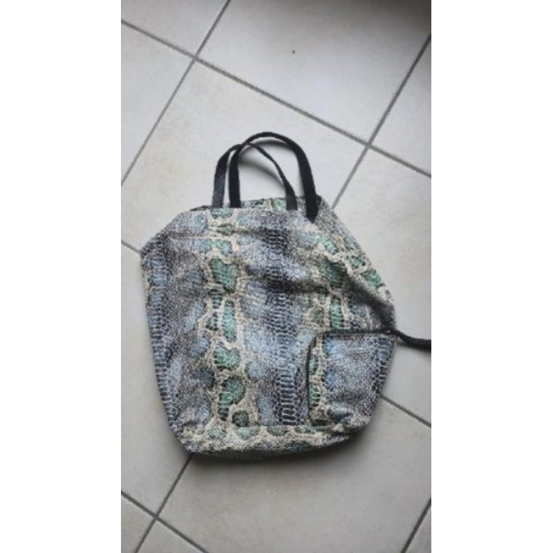 Sac cabas souple MONOPRIX. Motifs serpent bleu. Bandoulière bleue.