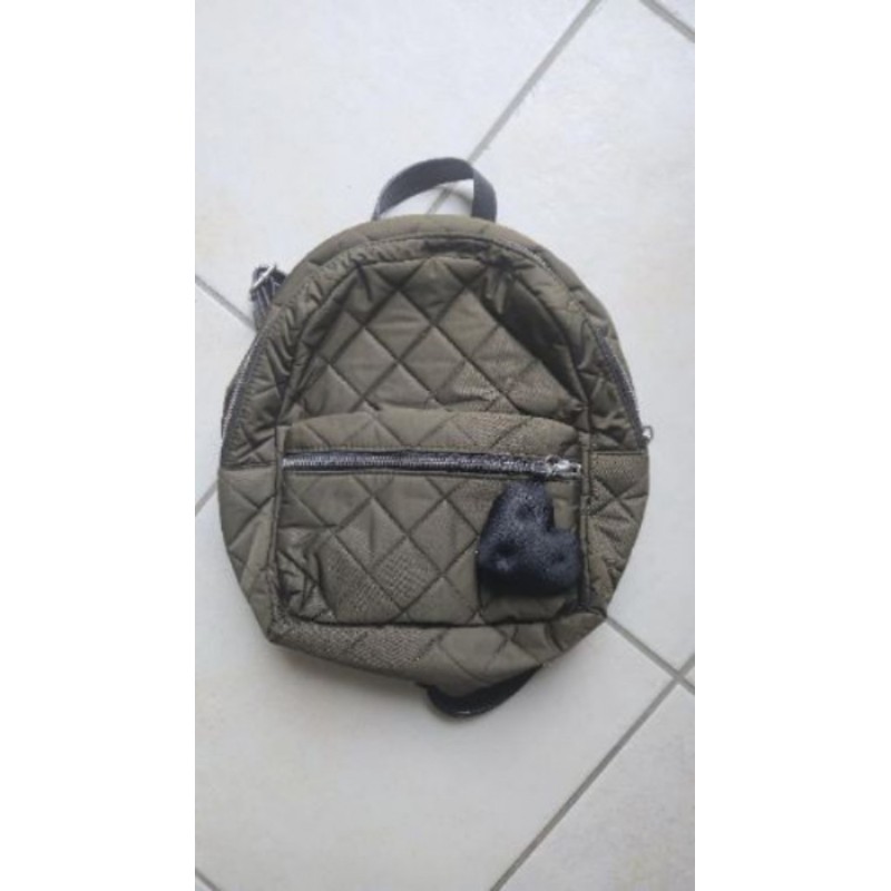 Sac à dos C&A kaki en toile. Effet matelassé. Très bon état.