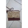 Sac plat ETAM. En daim, bordeau et motifs léopard. Bandoulière. Très bon état.