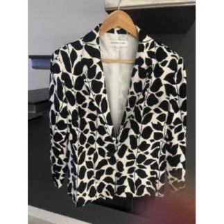 Veste noire et blanche...