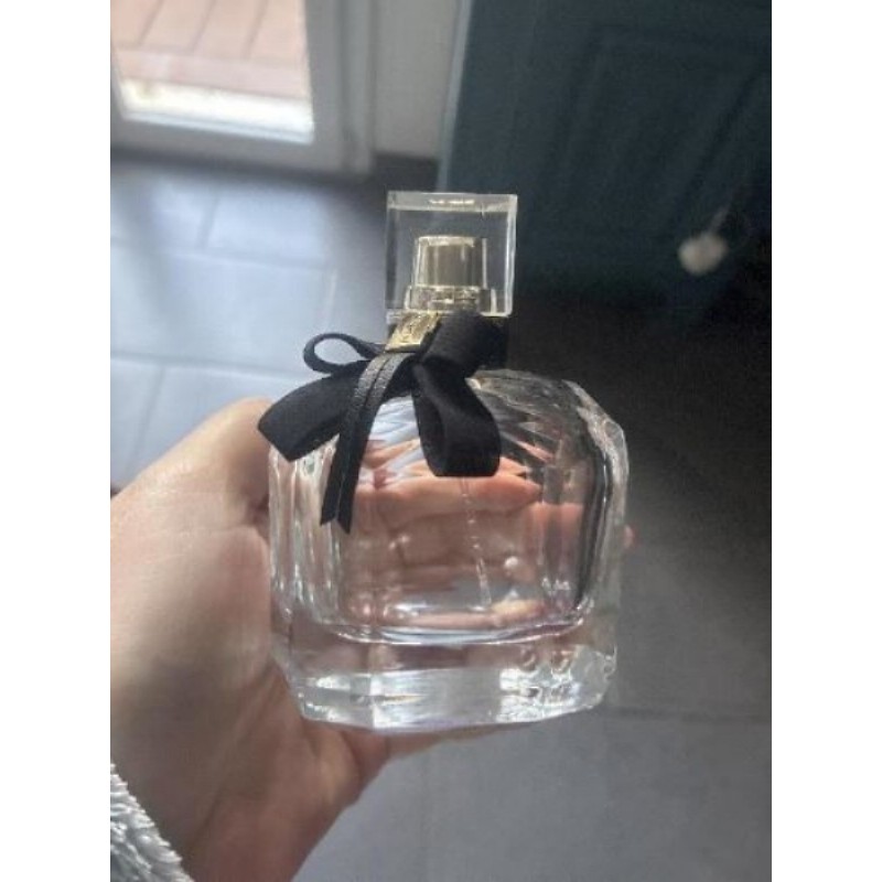 Bouteille parfum Yves st Laurent 