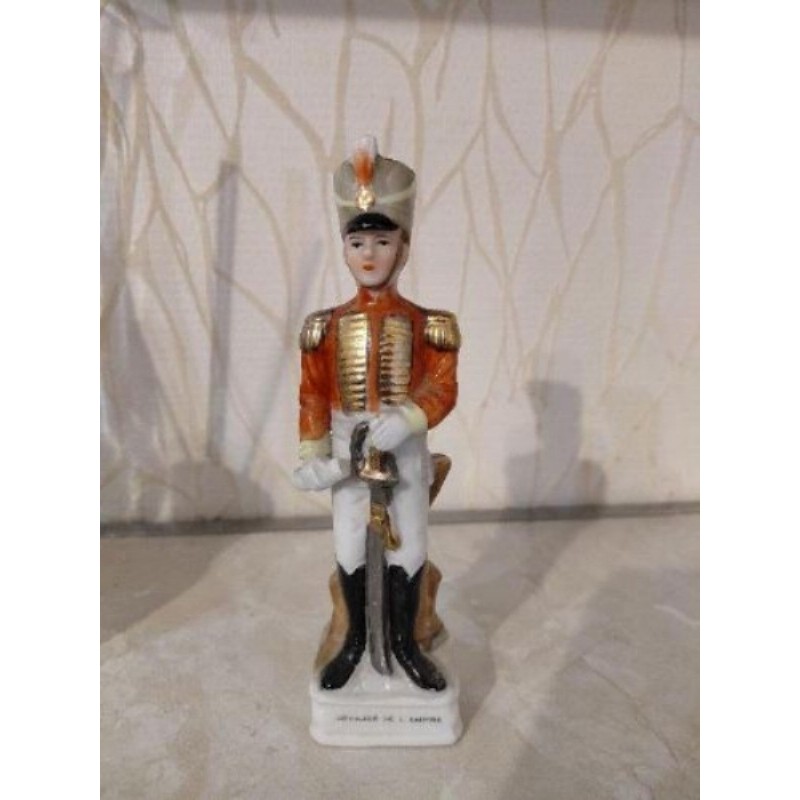 Figurine porcelaine d'Officier de l'Empire soldat - Uniforme rouge peint main