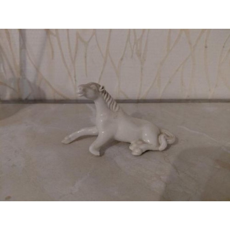 Figurine cheval couché en porcelaine blanche