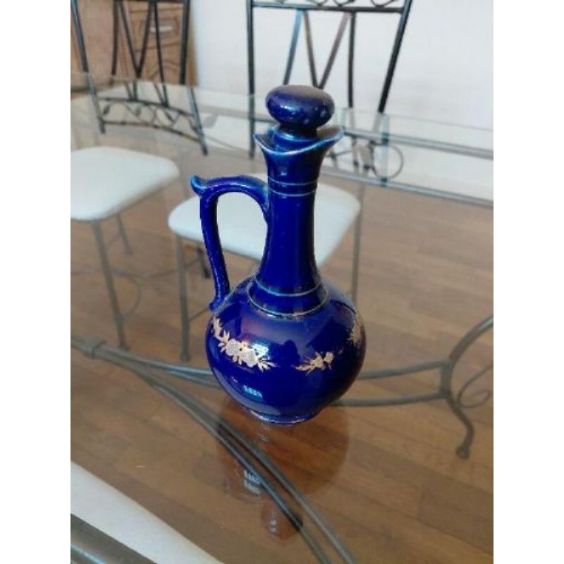 Petite carafe en porcelaine bleue, décor doré