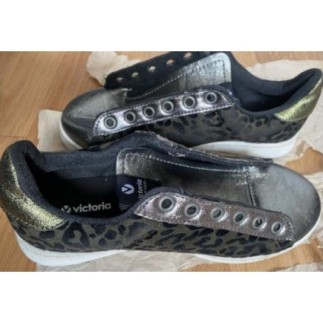 Baskets kaki et noir...