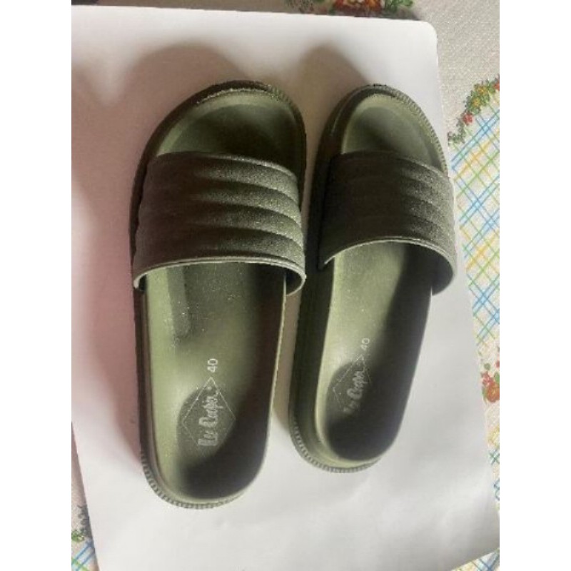 sandales kaki en plastique - pointure 40 Lee cooper