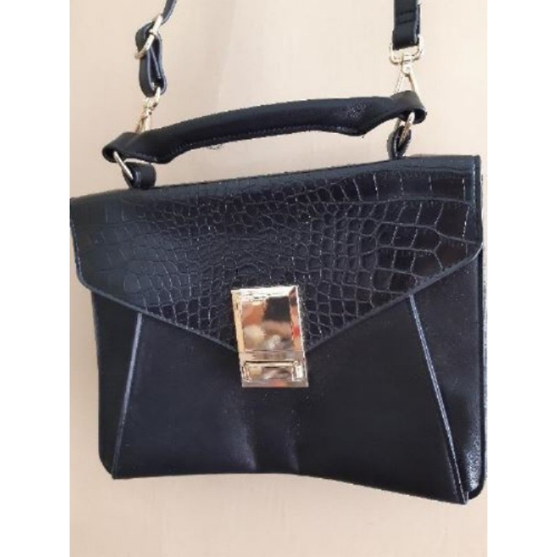 Sac simili cuir noir fermoir doré neuf