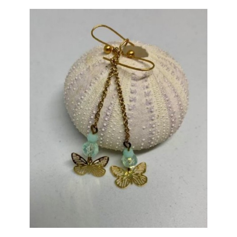 Boucles d'oreiles dore´es papillons et perles en verre vert d'eau