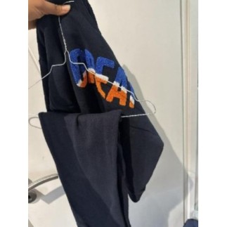 Pull avec son pantalon bleu...