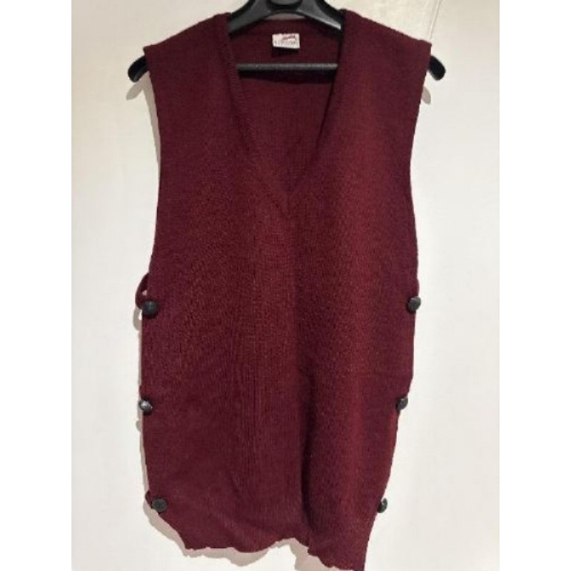 Débardeur rouge bordeaux marque (BERNARDINI)avec des boutons noir sur les côtés taille M/L