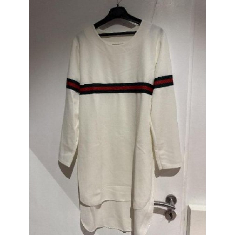 Robe blanche avec rayure vert et rouge taille m/l  état neuf 