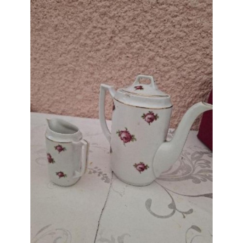 Cafetiere, theiere porcelaine et pot a lait