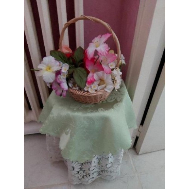 Panier en osier fleurs artificielles