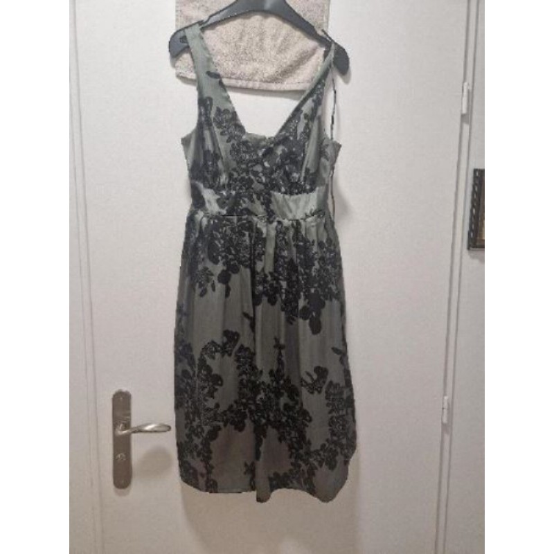 Robe grise motifs fleurs noires 
