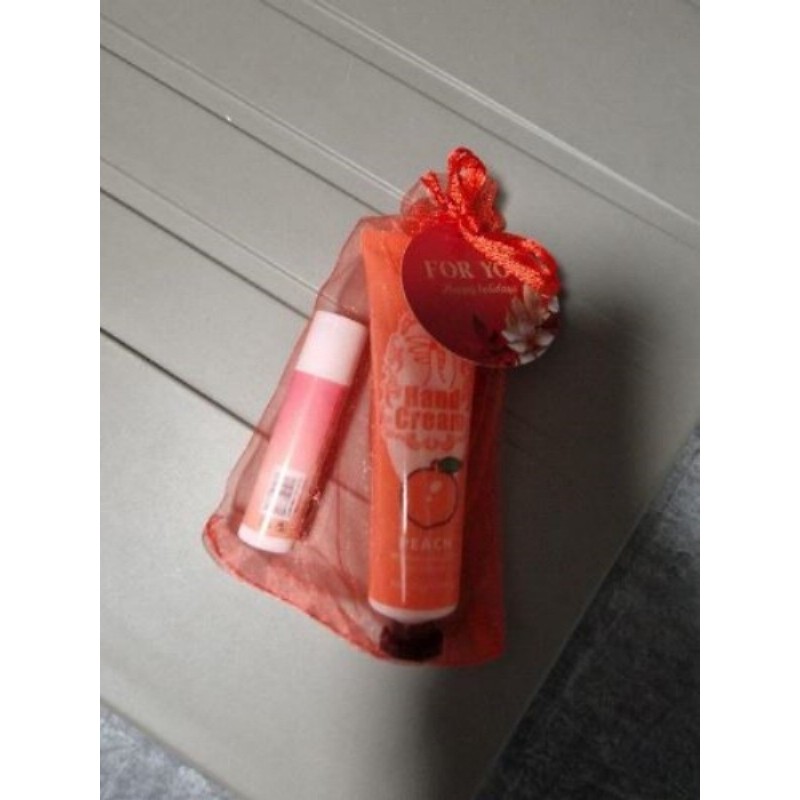 Lot de créme pour les mains et labello peche  neuf