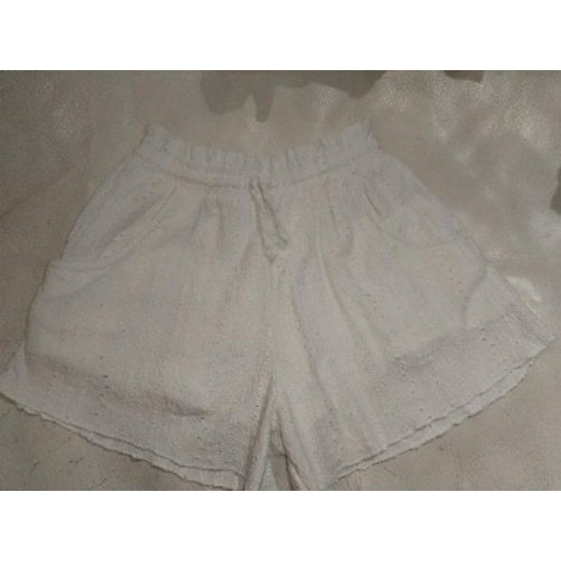 Short blanc zara 9 ans , fluide, brodé très bon état 