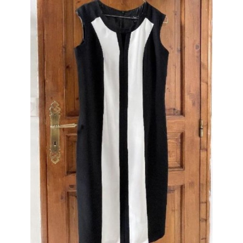 Robe noire avec bande blanche 123 taille 40 