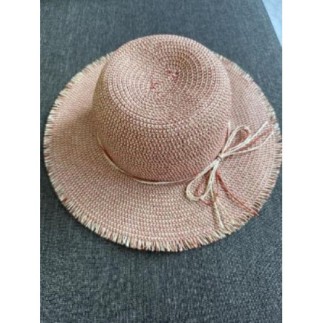 Chapeau rose/rouge en paille