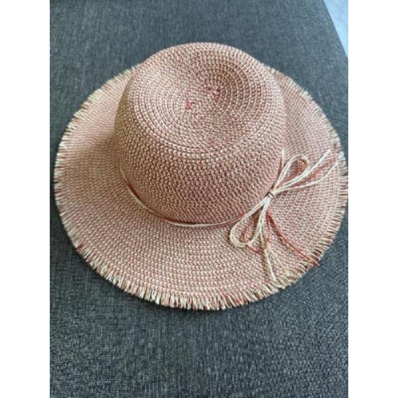 Chapeau rose/rouge en paille