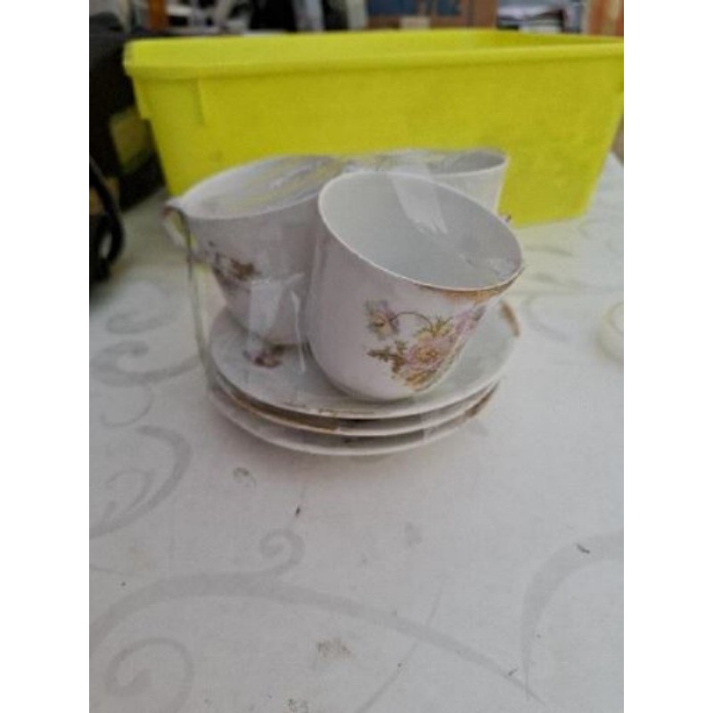 3 tasses vintage  et leurs soucoupes 
