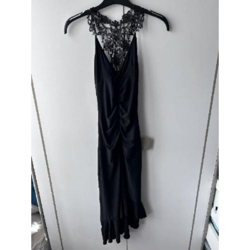 Robe noire avec dos dentelle élastique T.1