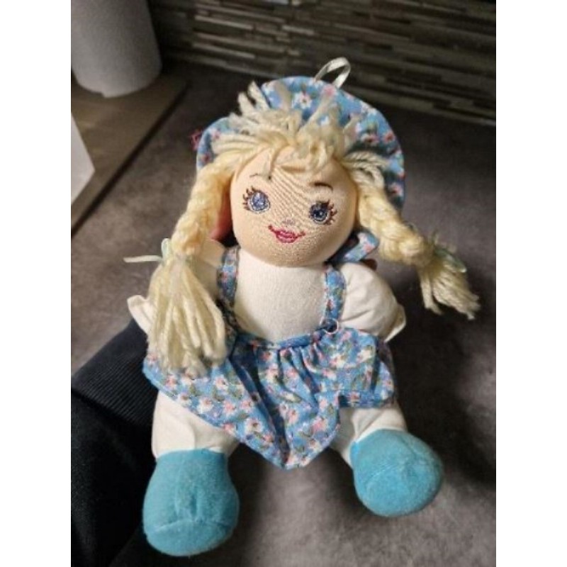 Poupée en tissu neuf
