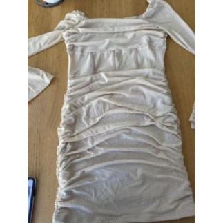 Robe courte couleur beige...