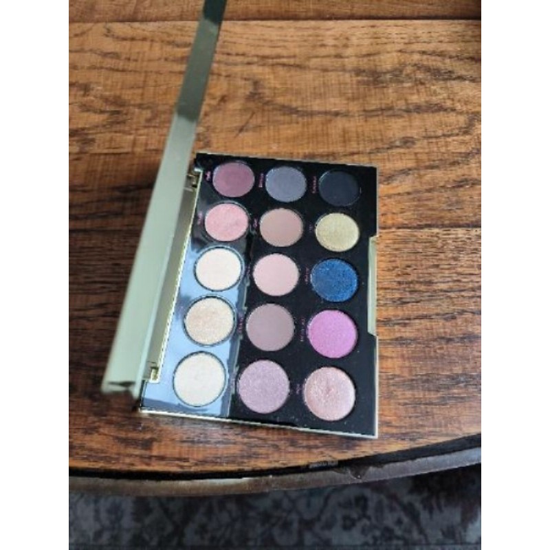 Palette de maquillage Urban Decay en collaboration avec Gwen Stefani. Excellent etat