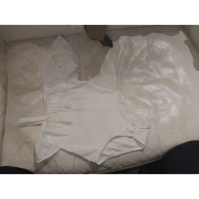 Body zara 9ans blanc et broderie asymétrique 