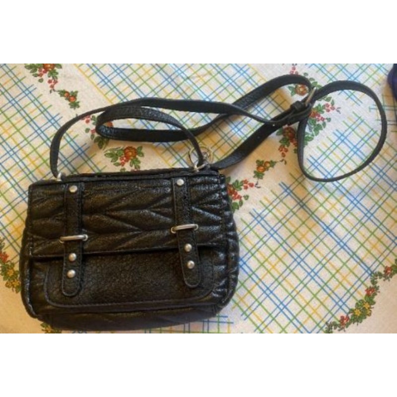 sac à main noir avec intérieur rouge