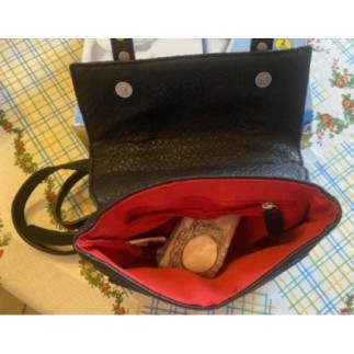 sac à main noir avec intérieur rouge