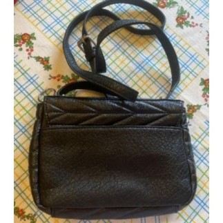sac à main noir avec intérieur rouge