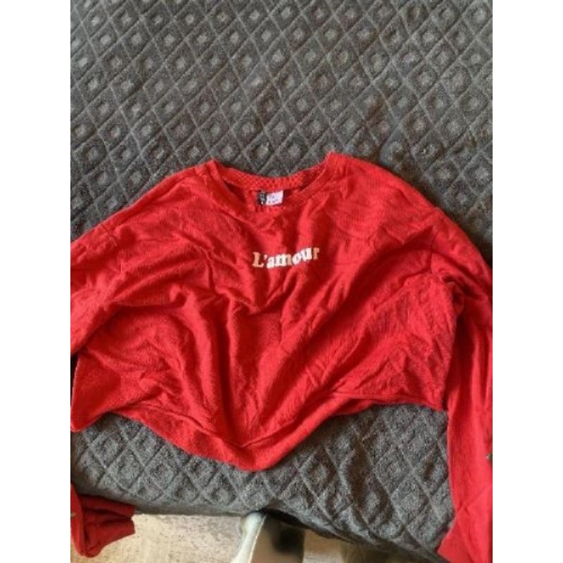 CROP, top rouge avec fleurs sur les manches, l’amour H&M, taille S