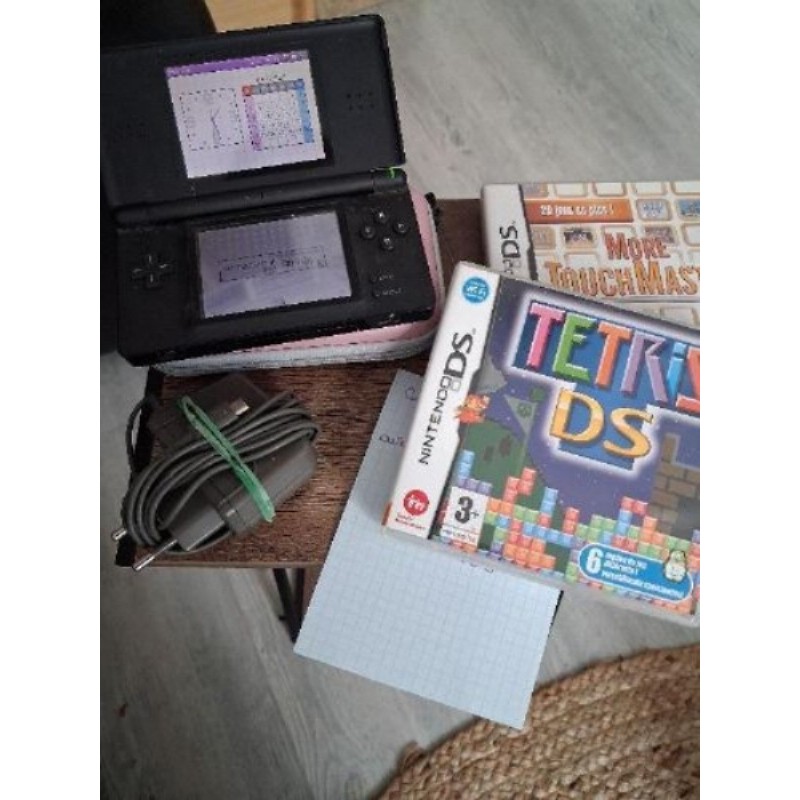 Console ds noire avec housse et 2 jeux 