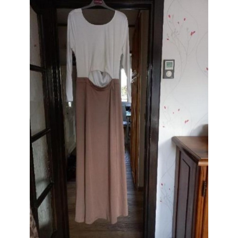 Ensemble haut dos nu et jupe longue attaches ensemble  T U. Avec ceinture large